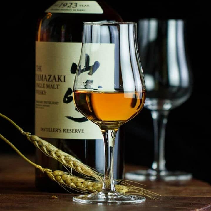 verre à whisky tulipe avec une bouteille de yamazaki 12 ans d'age single malt