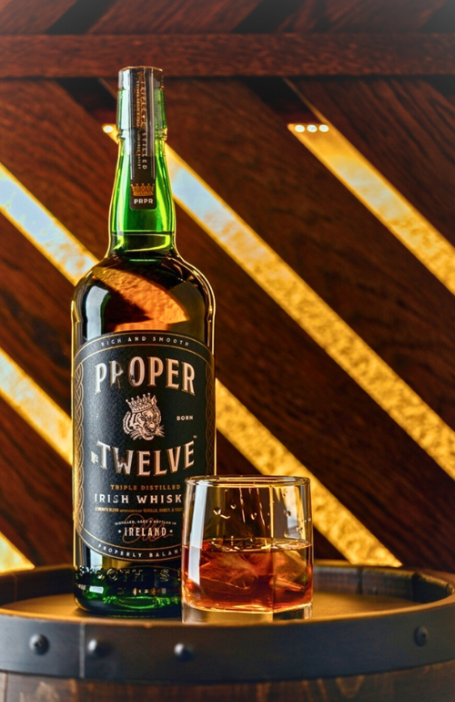 bouteille whisky mcgregor avec un verre dégustation sur un fut